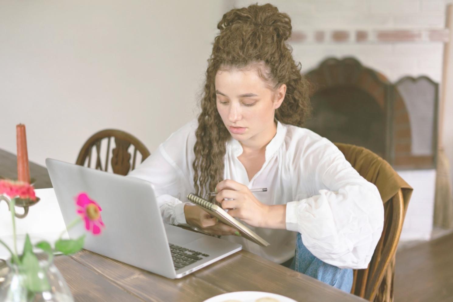Familia revisando sus finanzas domésticas en casa